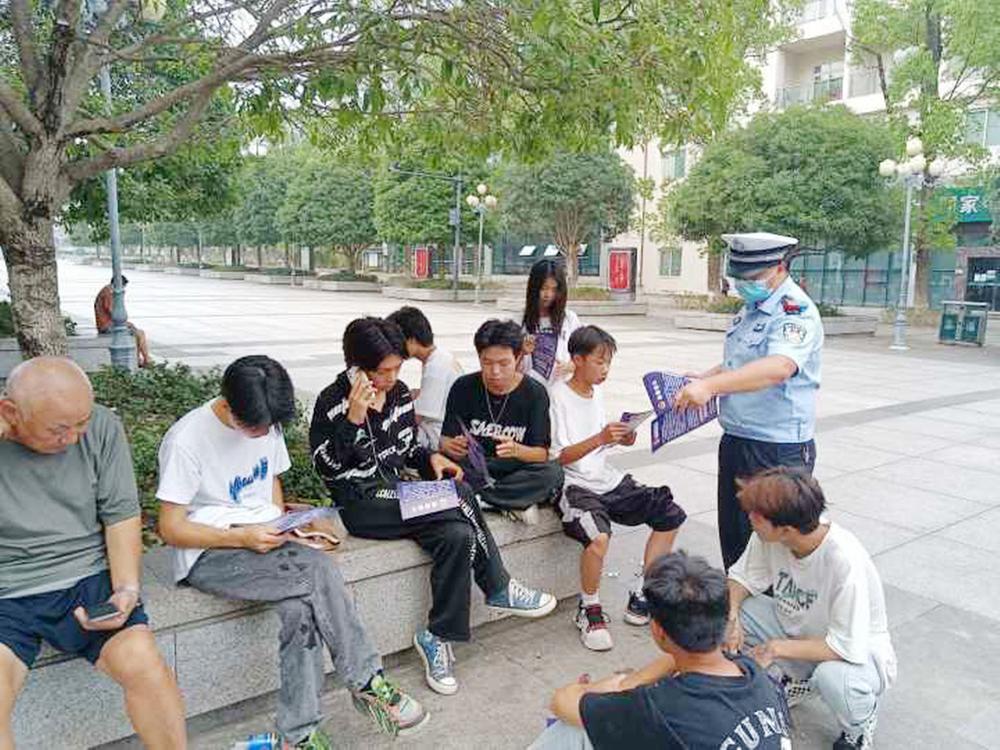 邻水县交警面对面向休闲市民开展宣传教育