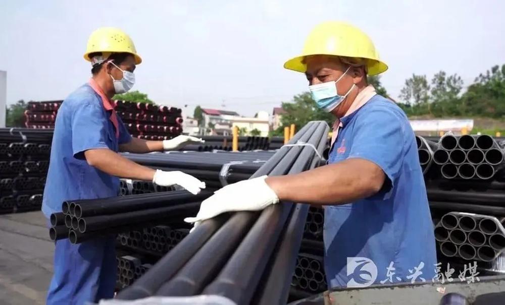 打好“组合拳”  东兴区疫情防控、复工复产、安全生产一起抓