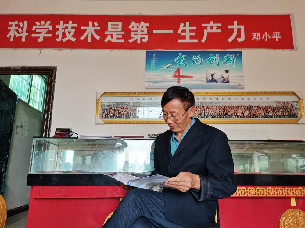 冯齐全：倾情教育事业  播撒科技种子