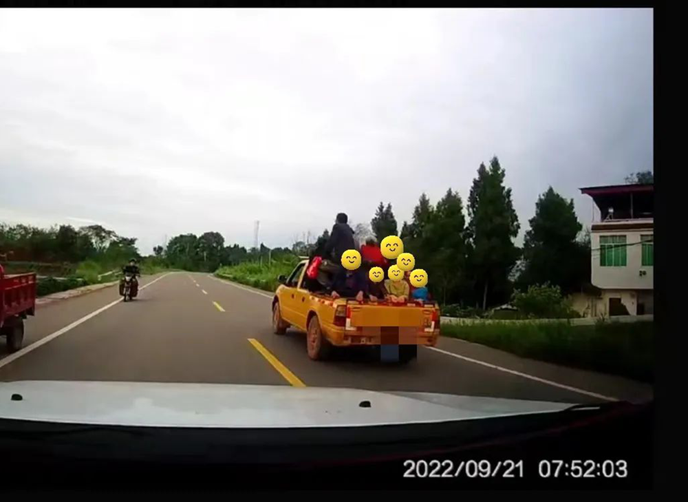 百日行动|皮卡车违法载人 眉山一驾驶员被罚