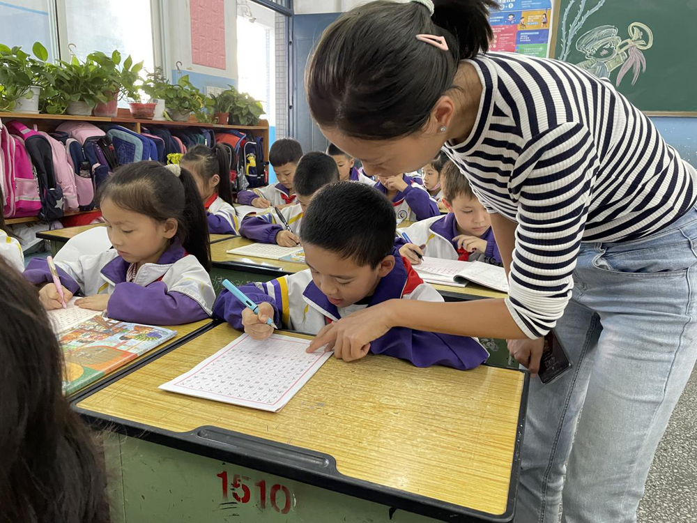 通江六小：“线上+线下”开播书法直播课