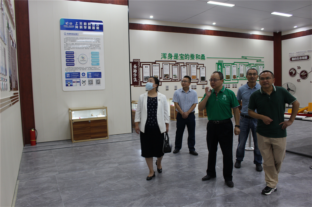 资阳市科协举行科普教育基地授牌暨蚕桑技术知识培训会