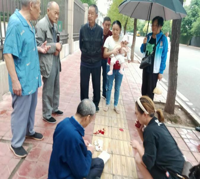 仁寿县怀仁街道：热心网格员当街救助摔伤老人