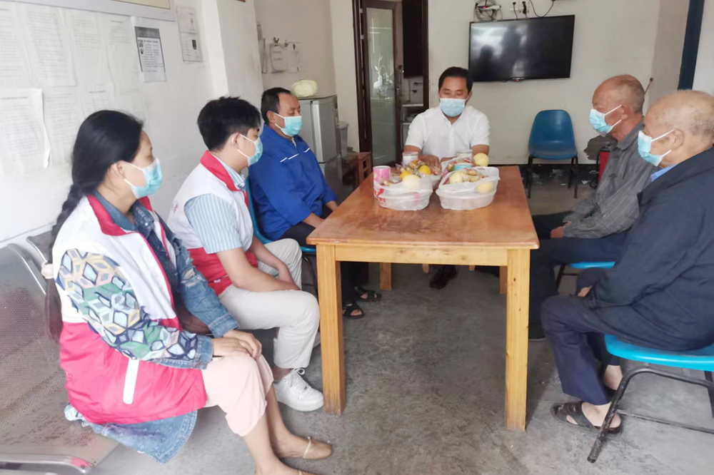 广安经开区奎阁街道石桥社区走进敬老院开展中秋慰问活动