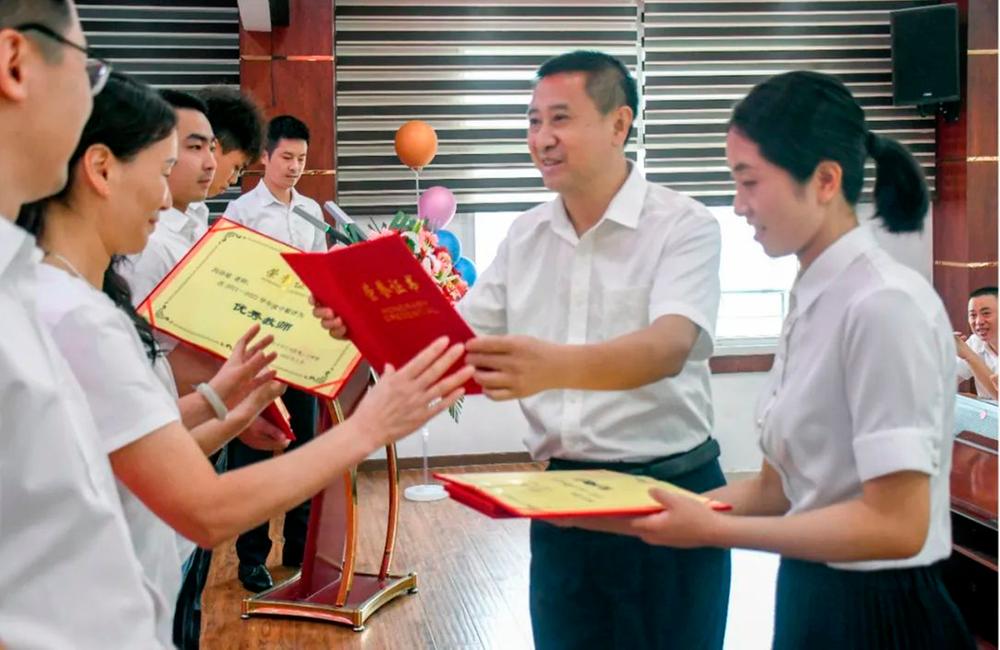 巴州三小举行庆祝第38个教师节暨优秀教师表扬大会