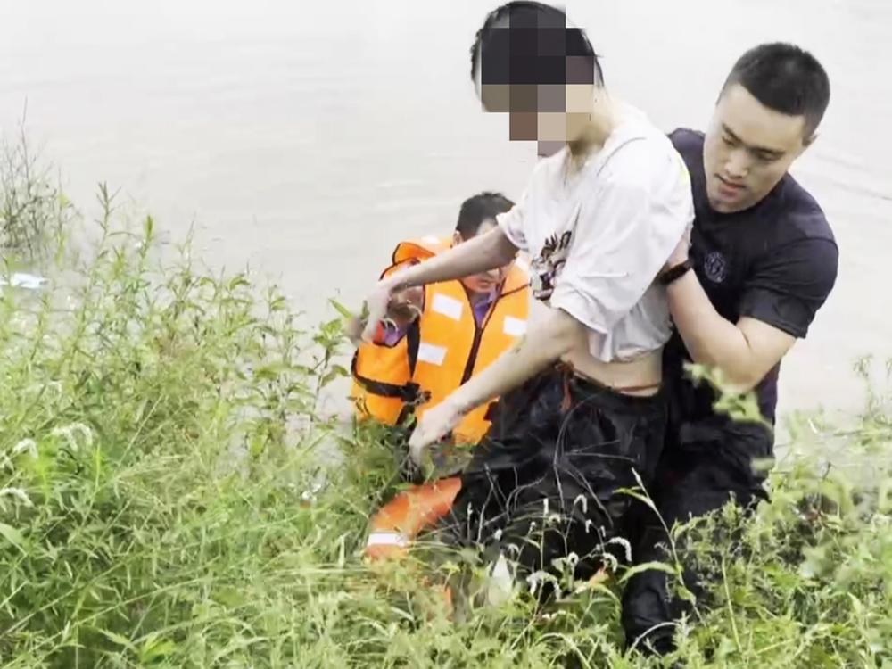 两分钟！华蓥公安与死神赛跑，勇救一名落水少年