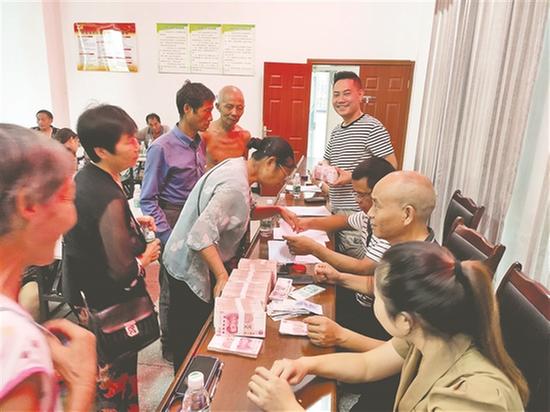 青神县：合作社分红 带动村民增收致富