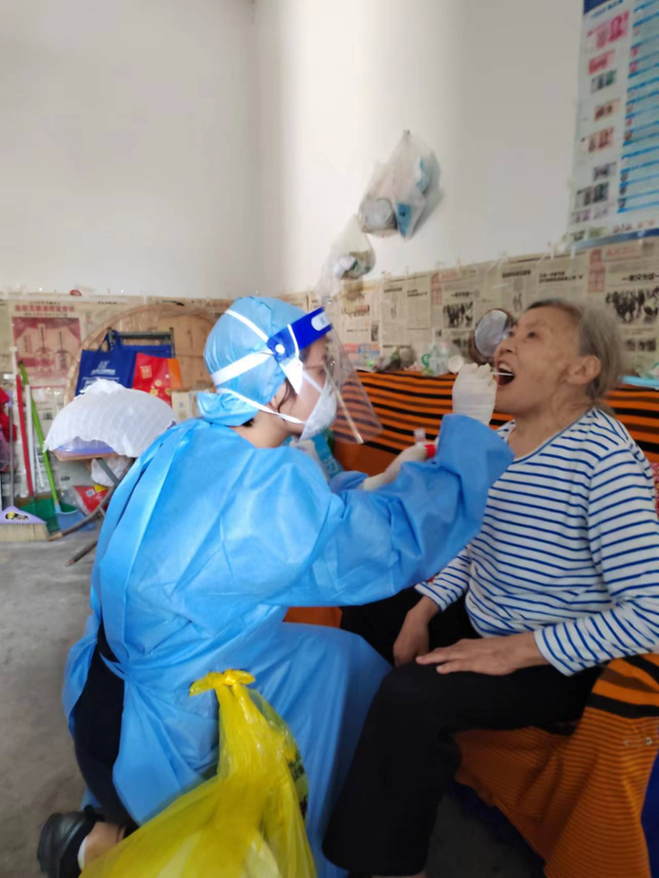 东坡区：防疫“有温度” 特殊群体核酸检测送上门