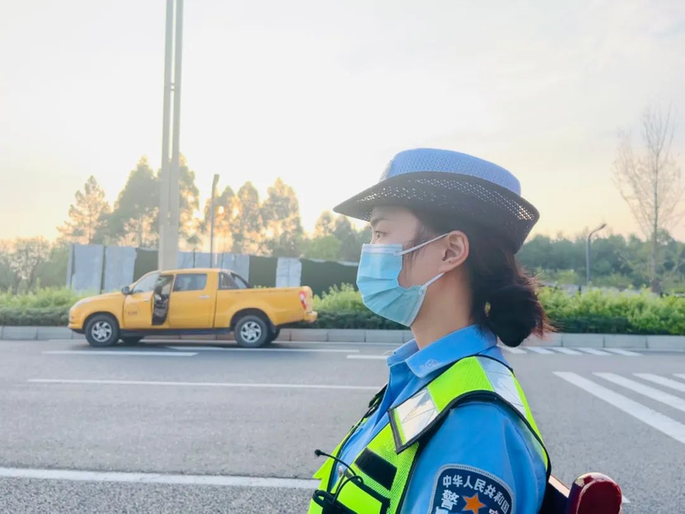 “疫”线警花 铿锵绽放