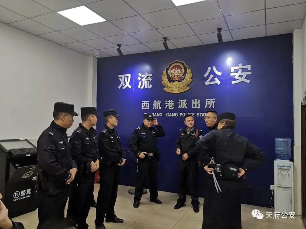 这位所长躺在病床上，却还惦记着他的工作……