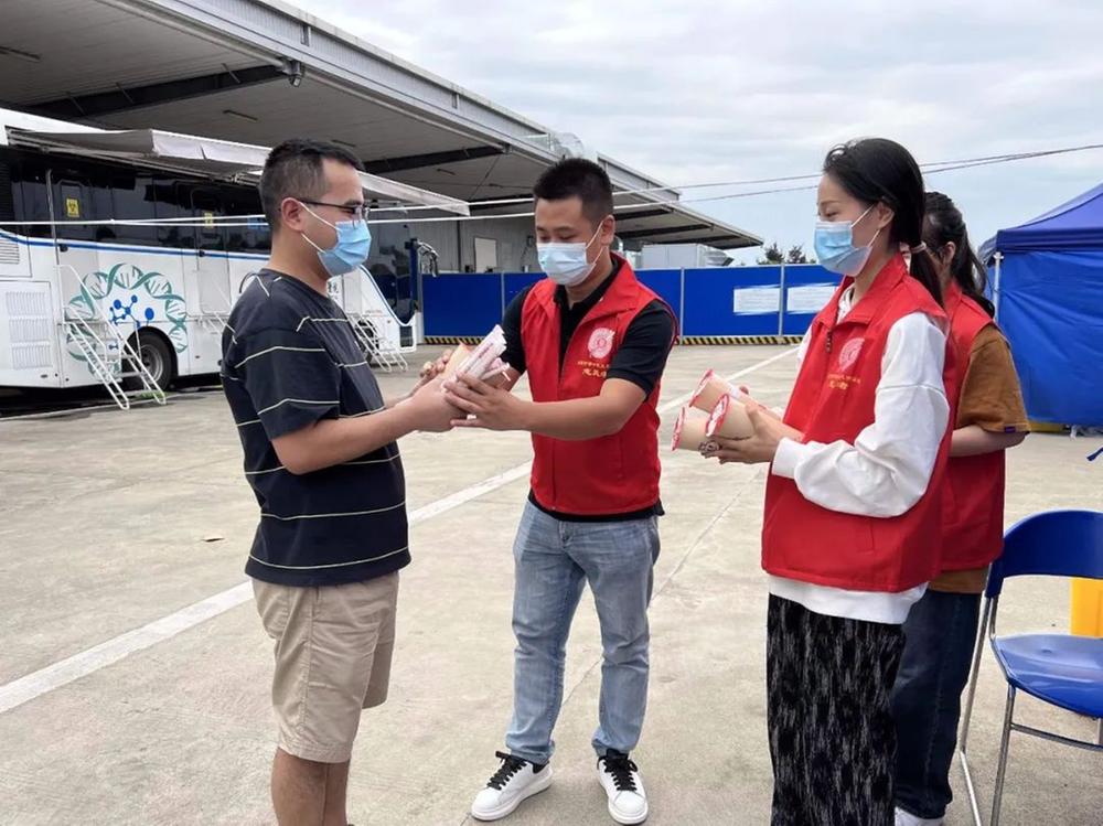 简阳市：志愿暖心助力核酸检测跑出“加速度”
