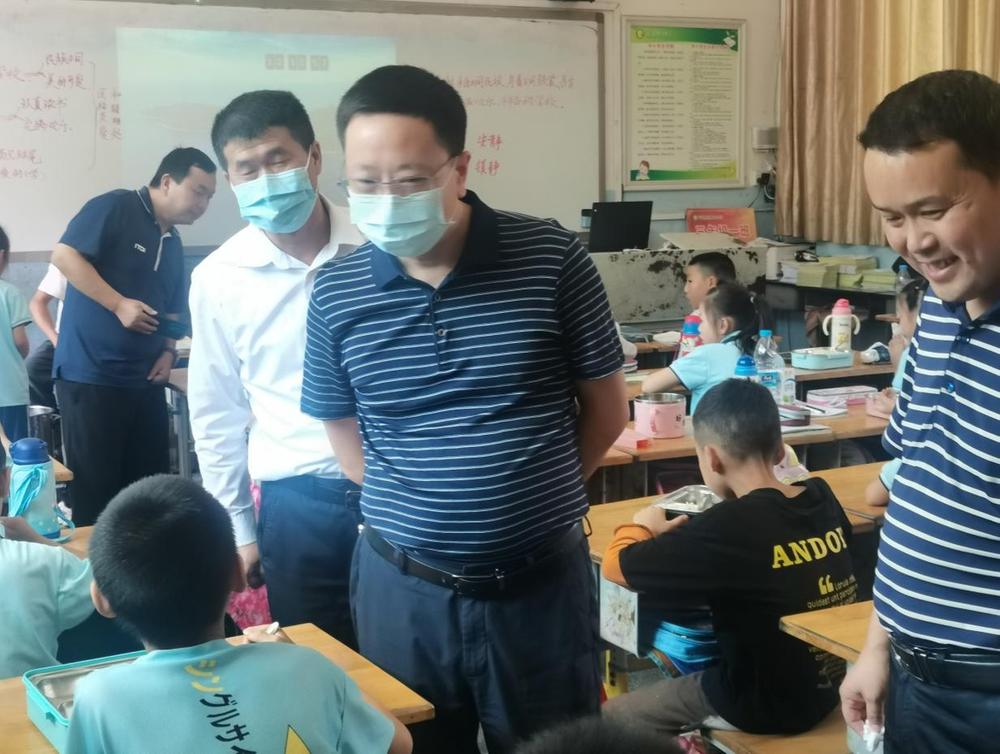 巴中市教育和体育局到驷马小学督查开学工作