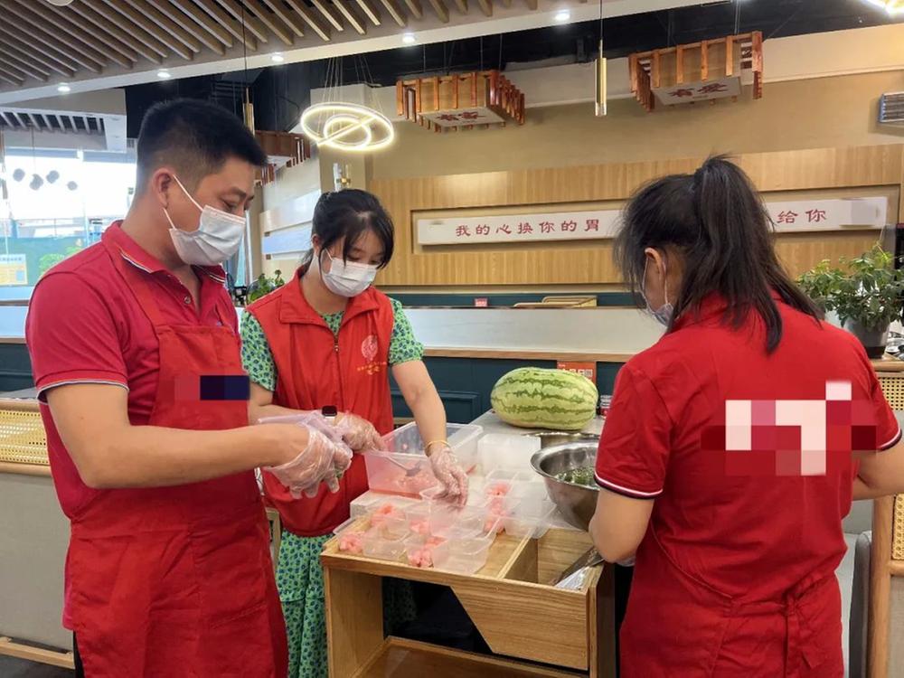 点赞！简阳爱心商家为防疫一线人员免费供应午餐