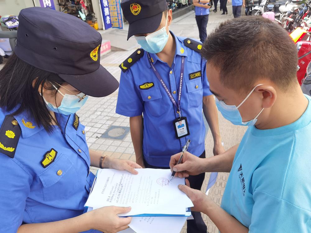 岳池县城市管理综合执法大队重拳出击整治占道经营行为