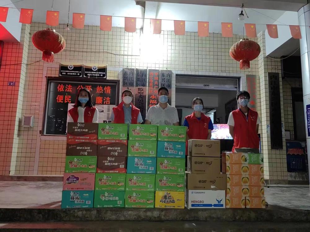 东兴区：“新乡贤”爱心暖“疫”战