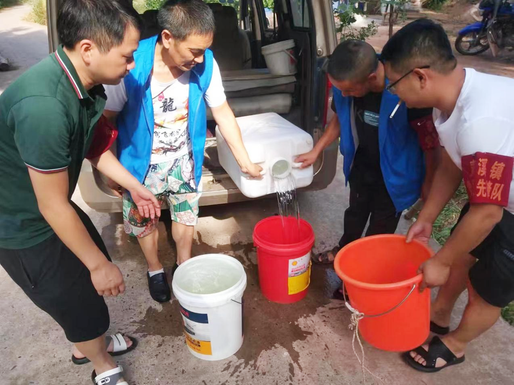 秦溪镇：抗旱救灾 禁毒社工在前线