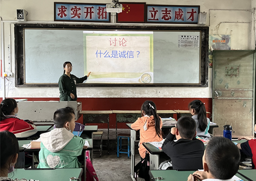 乐坝小学开展“诚信”教育班会活动