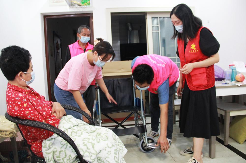 纳溪区永宁街道暖心关爱残疾人 辅助器具送上门