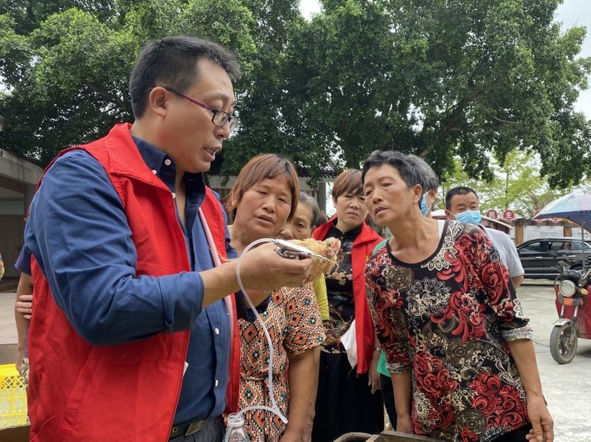 青神县：免费发放鸡苗 助增收 暖人心