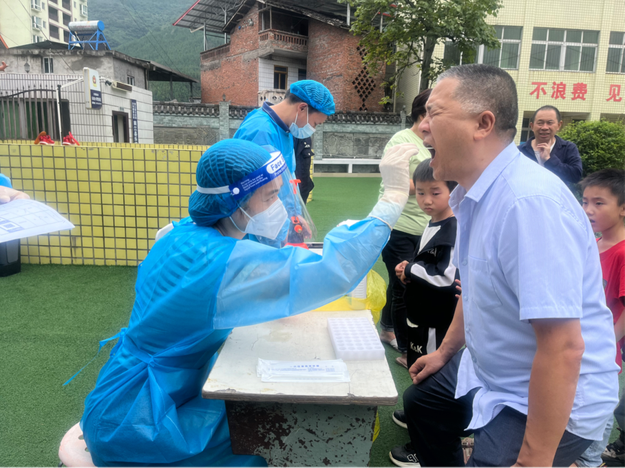 乐坝小学开展常态化全员核酸检测工作