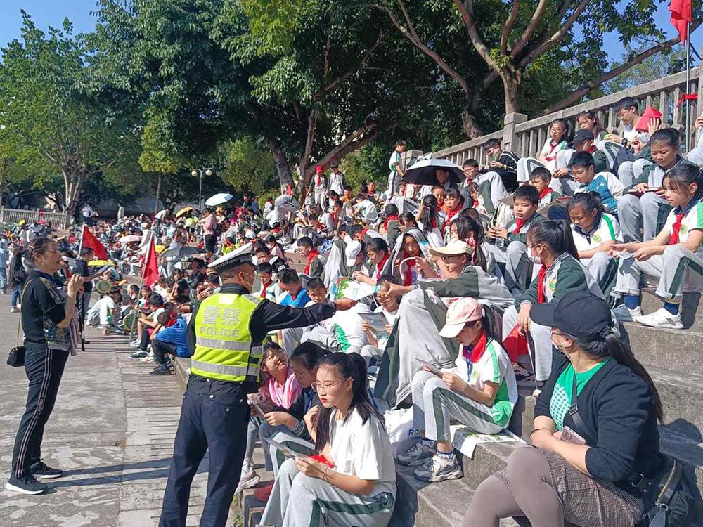 邻水县：学校秋季运动会  交警现场忙宣传