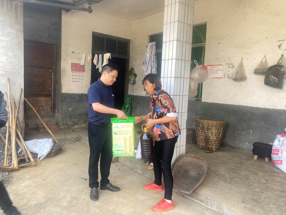 青神县司法局走访慰问联系户