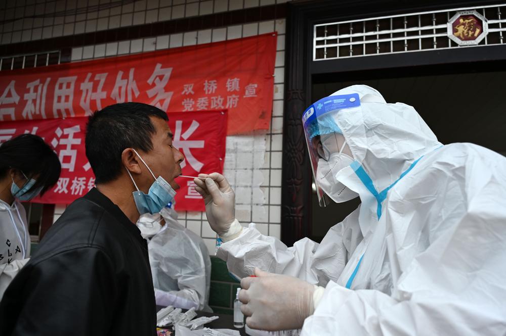 东兴区：流动采样进院坝 当好健康“守门员”