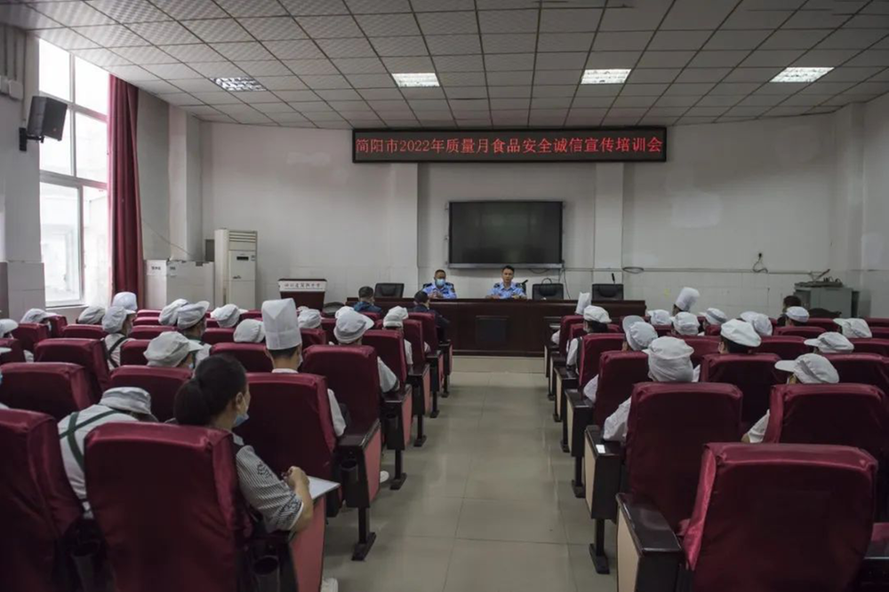 市场监管局开展食品安全宣传活动