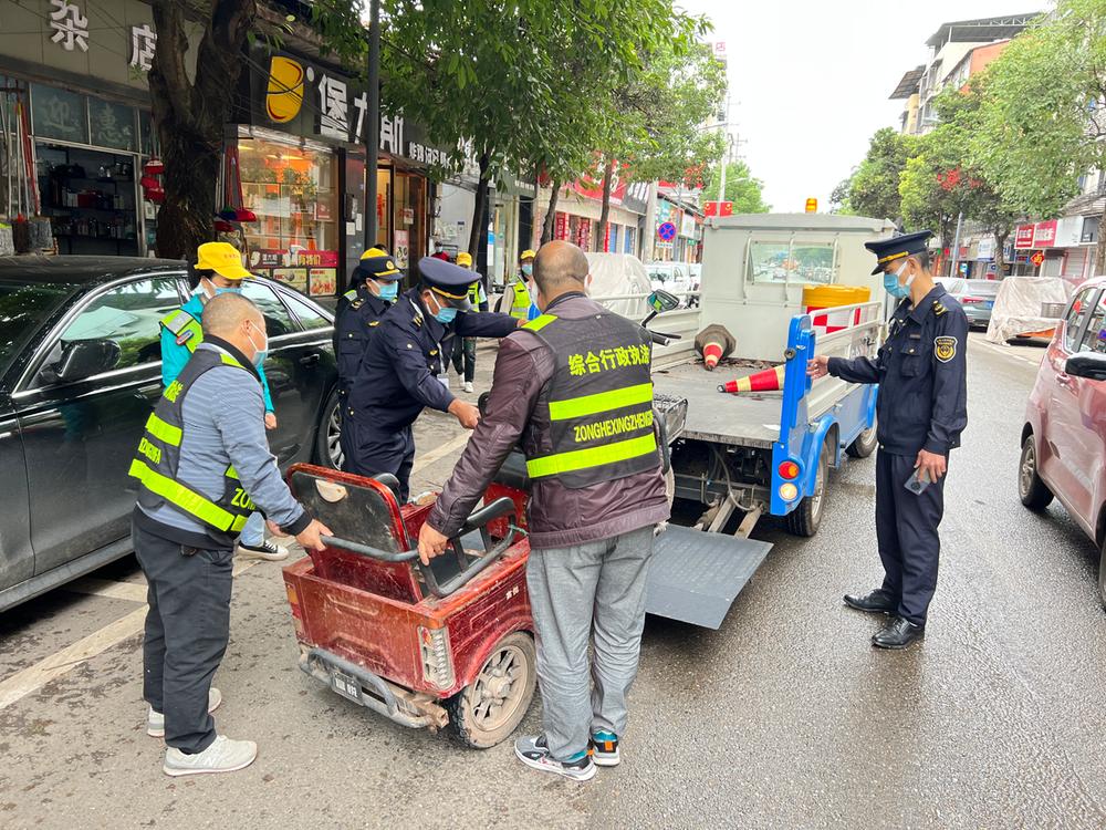 成都东部新区石板凳街道开展违规占道经营专项整治行动