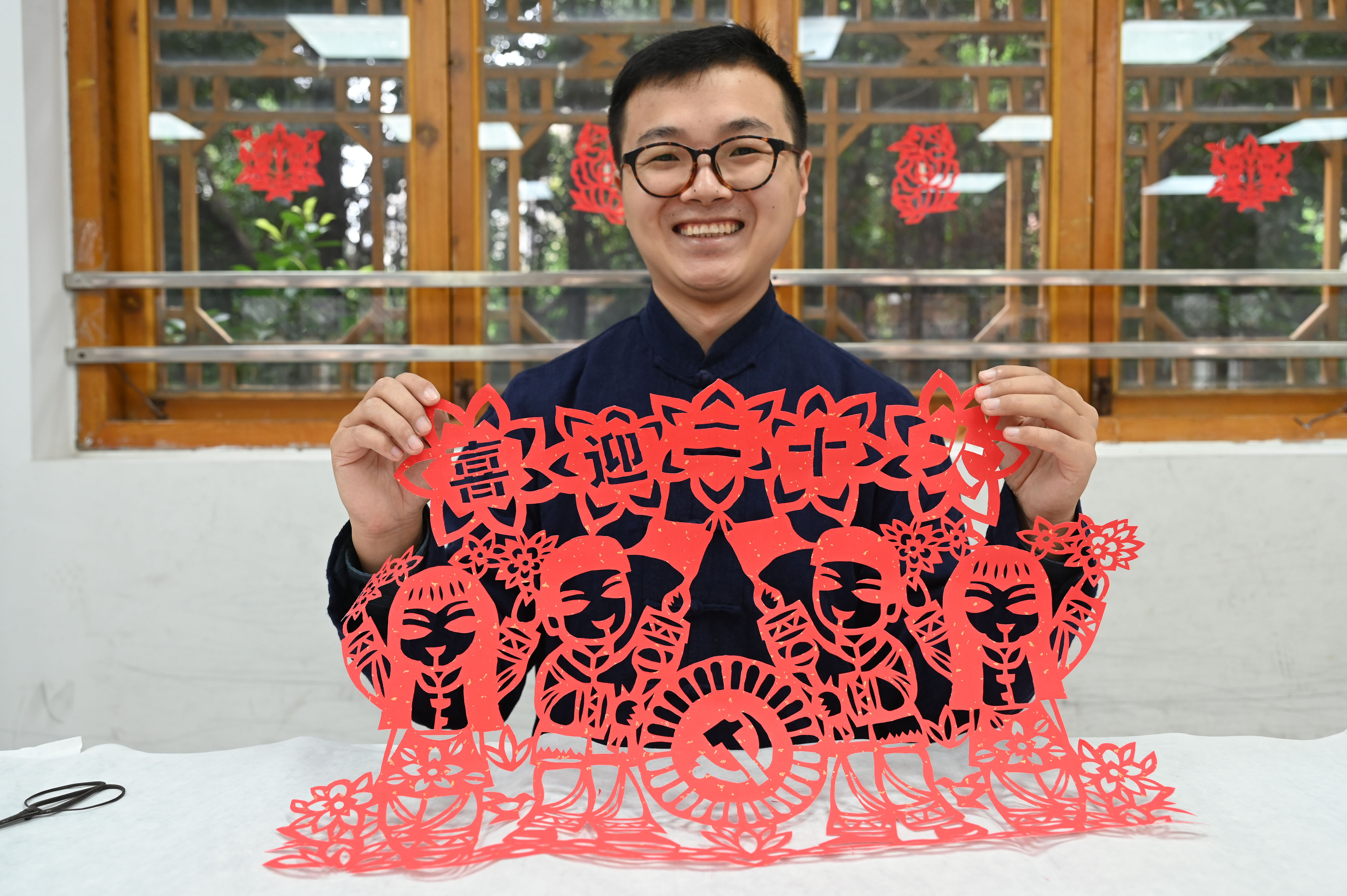 喜迎二十大 剪纸寄深情