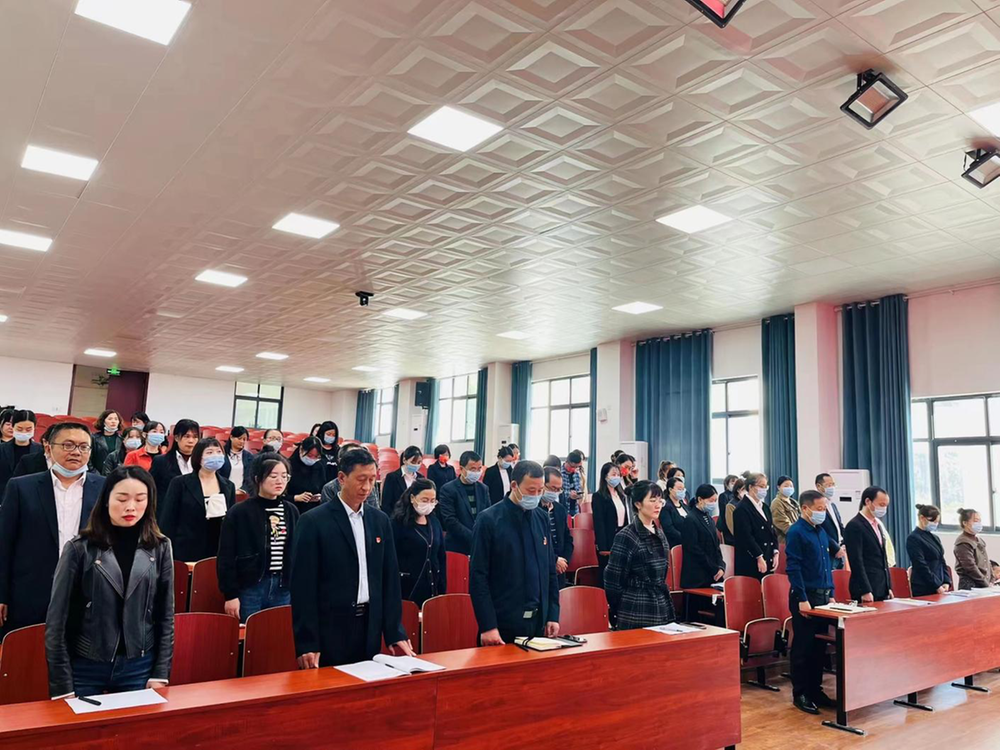 巴州区十二小教职工认真收看党的二十大开幕会盛况