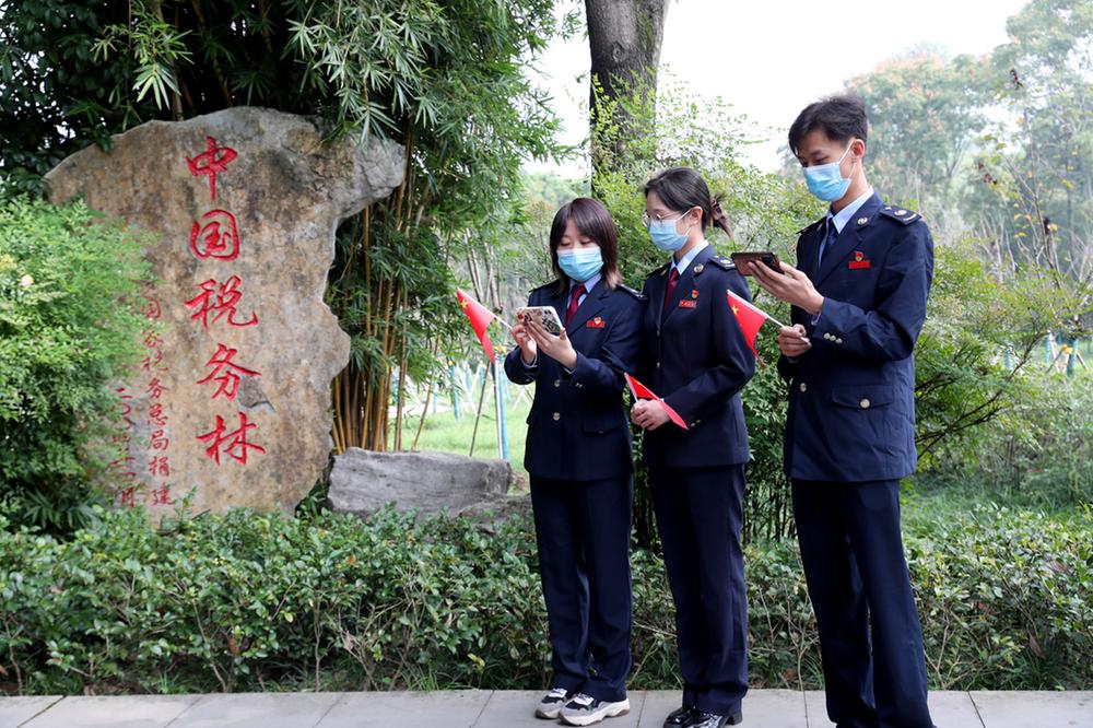 广安区：党员干部群众认真收听收看党的二十大开幕会盛况