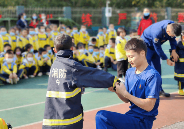 巴州区十一小附属幼儿园开展消防体验活动