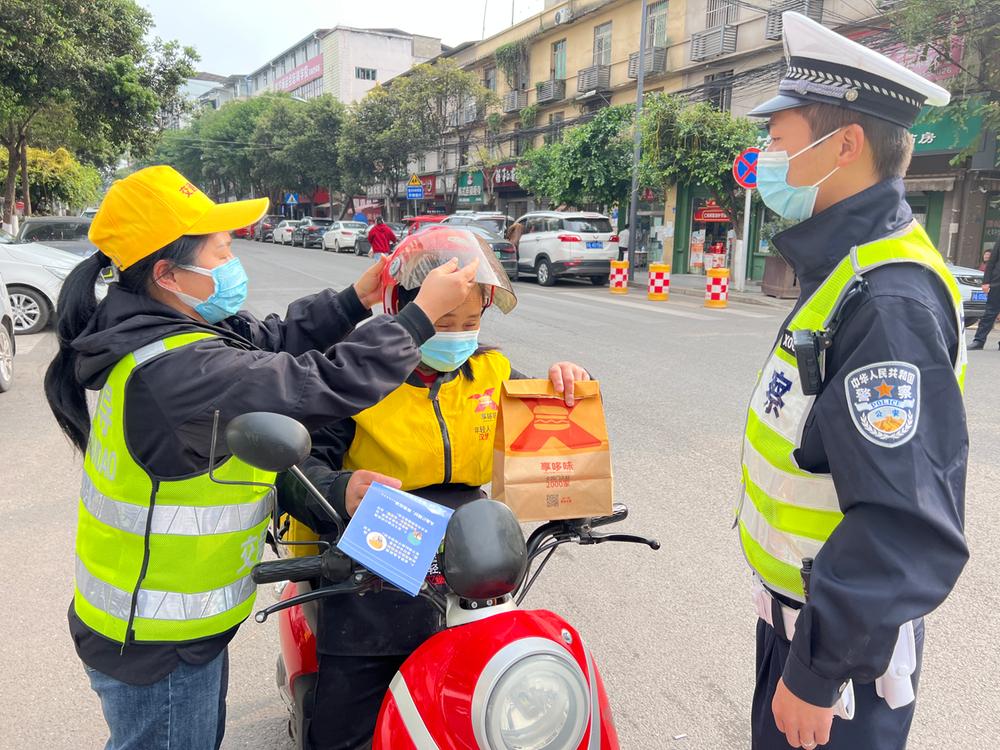 成都东部新区石板凳街道走进外卖企业开展交通安全宣传