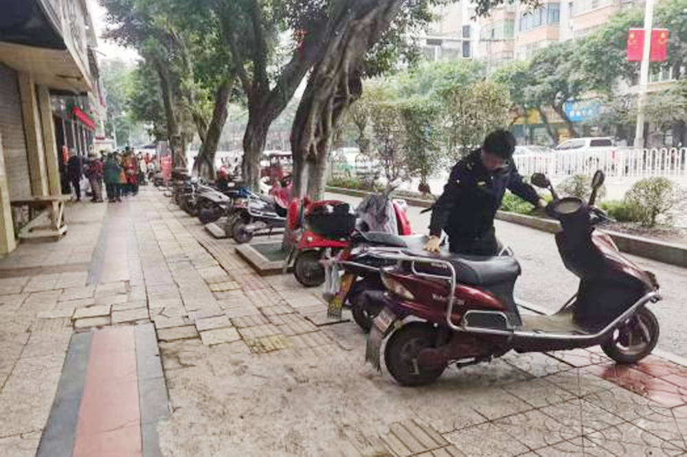 武胜县综合行政执法局开展环境卫生整治活动