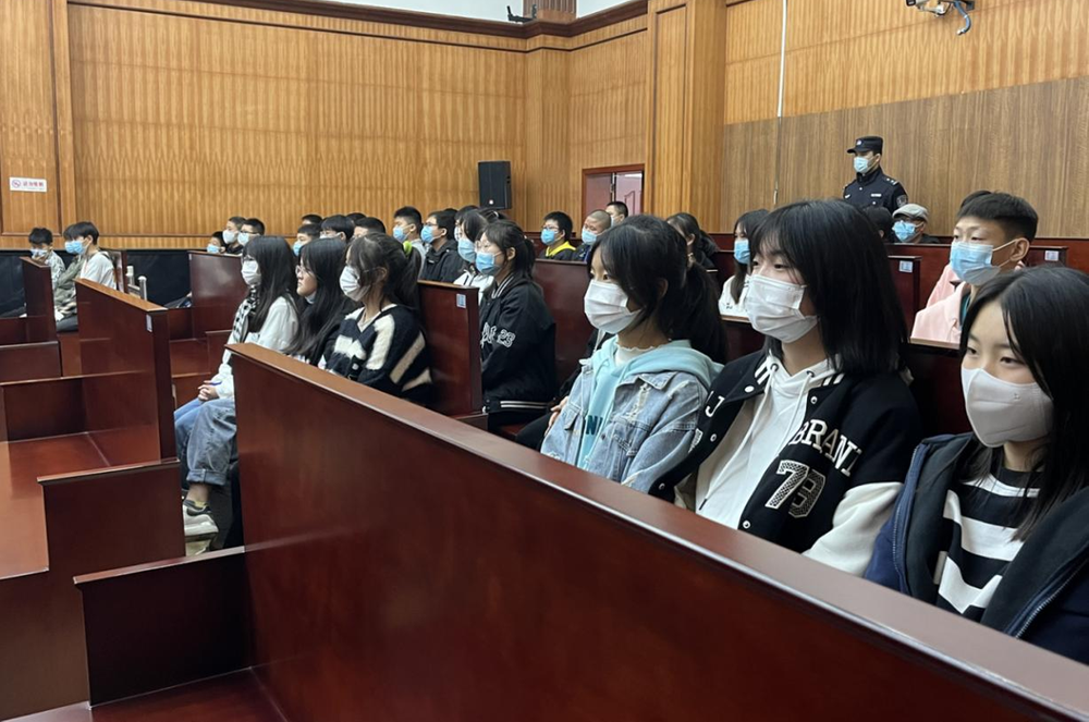 公义中学学生走进彭山区法院旁听庭审