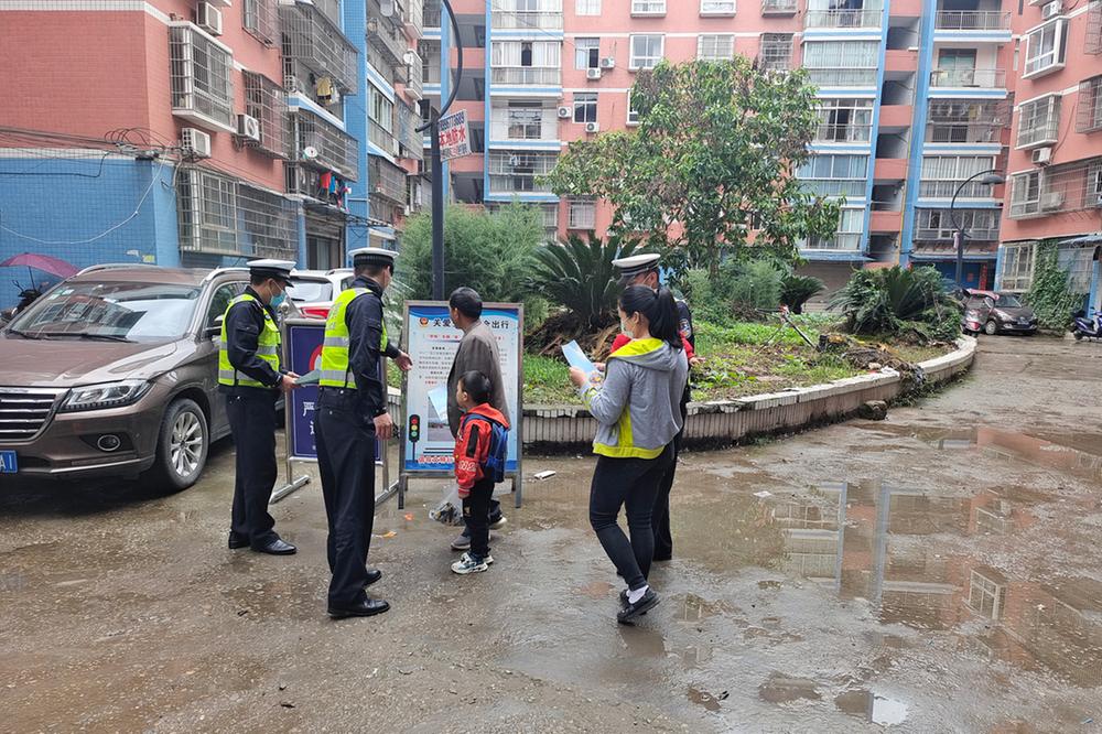 邻水县：交警进社区 村民足不出户受教育