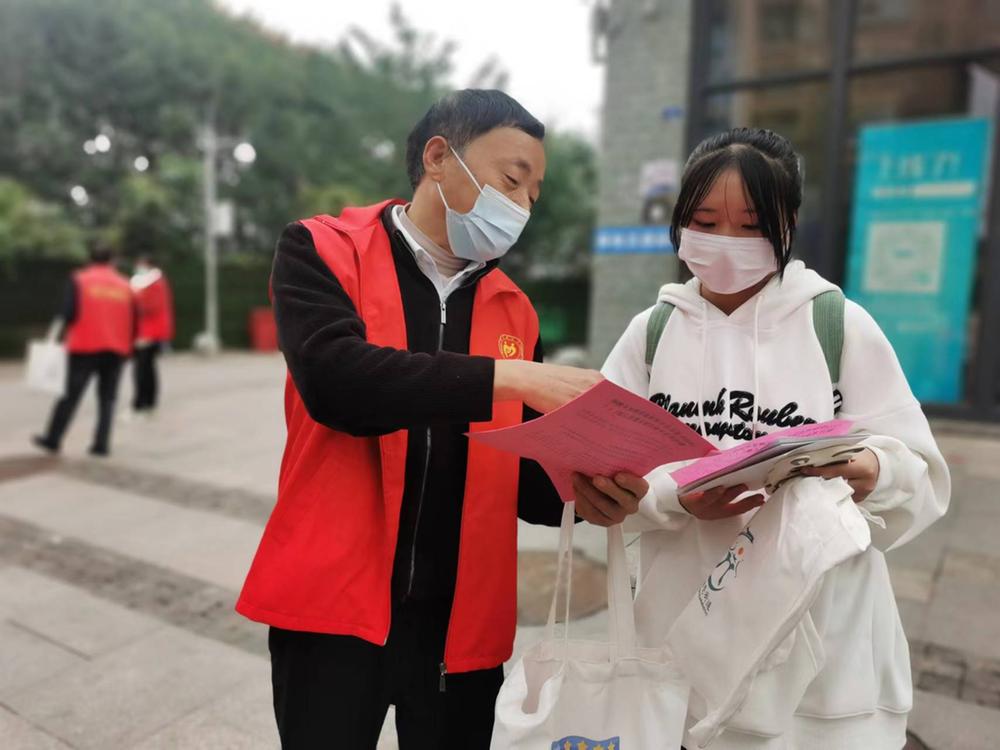 成都东部新区石板凳街道：垃圾分类促文明 积极宣传入人心