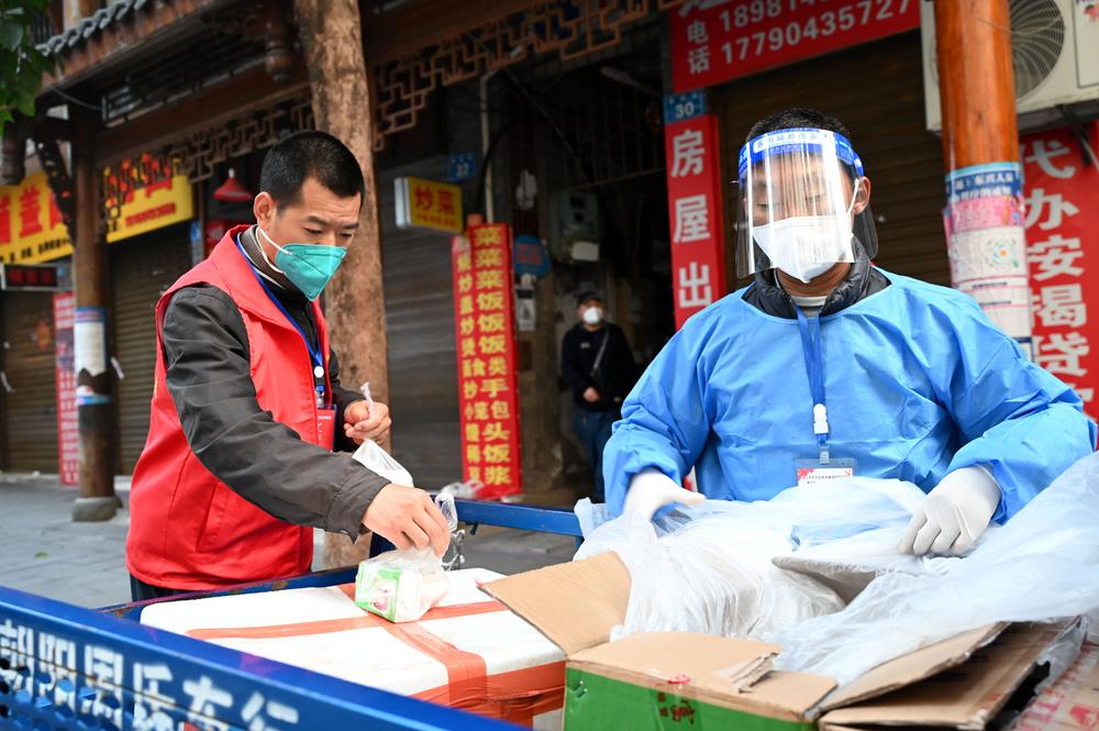 东兴区东兴街道：逆行“疫”路  守护安全