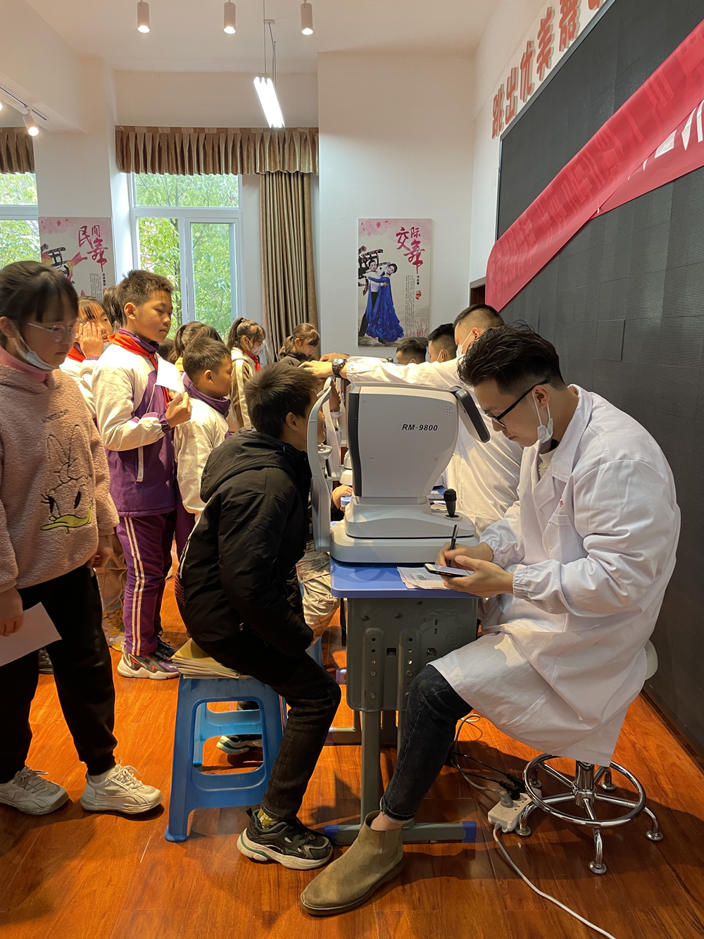 南江县长赤镇小学开展学生视力筛查活动