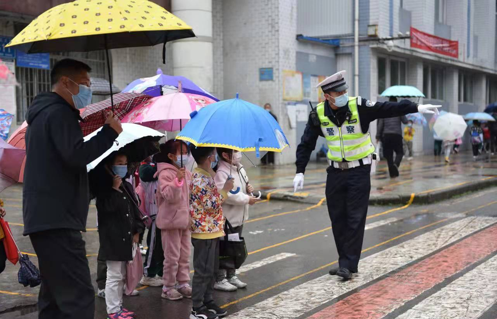 武胜县公安局“三零措施”筑牢校园安全新高地