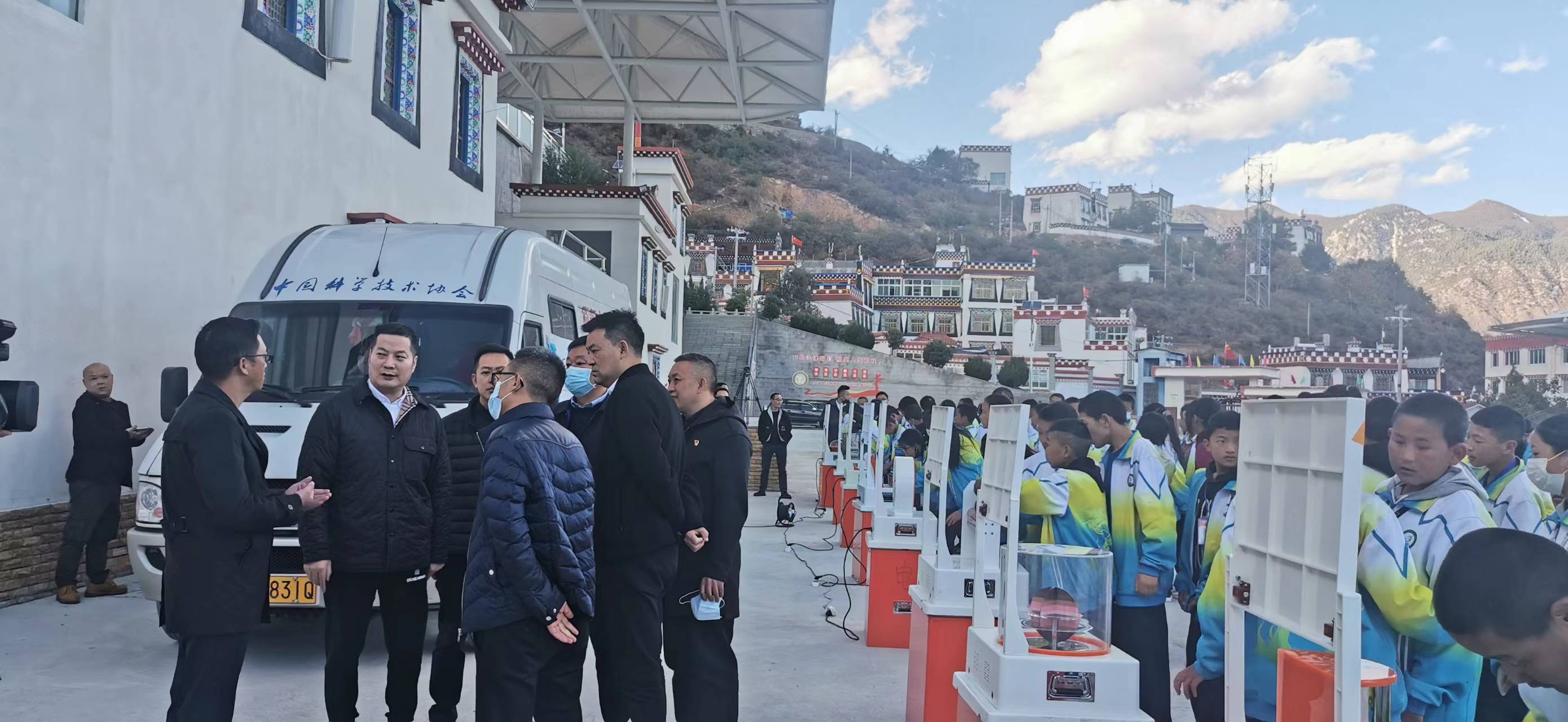 省科协在乡城县开展定点帮扶联合科普行动