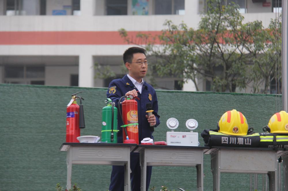 彭山区鹏利小学开展消防应急演练活动