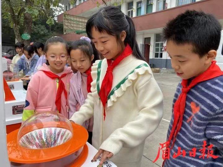 “科普大篷车”进校园 点亮眉小学子科技梦