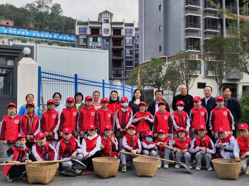 南江县龙渠小学开展“小手拉大手·共创文明城”主题活动