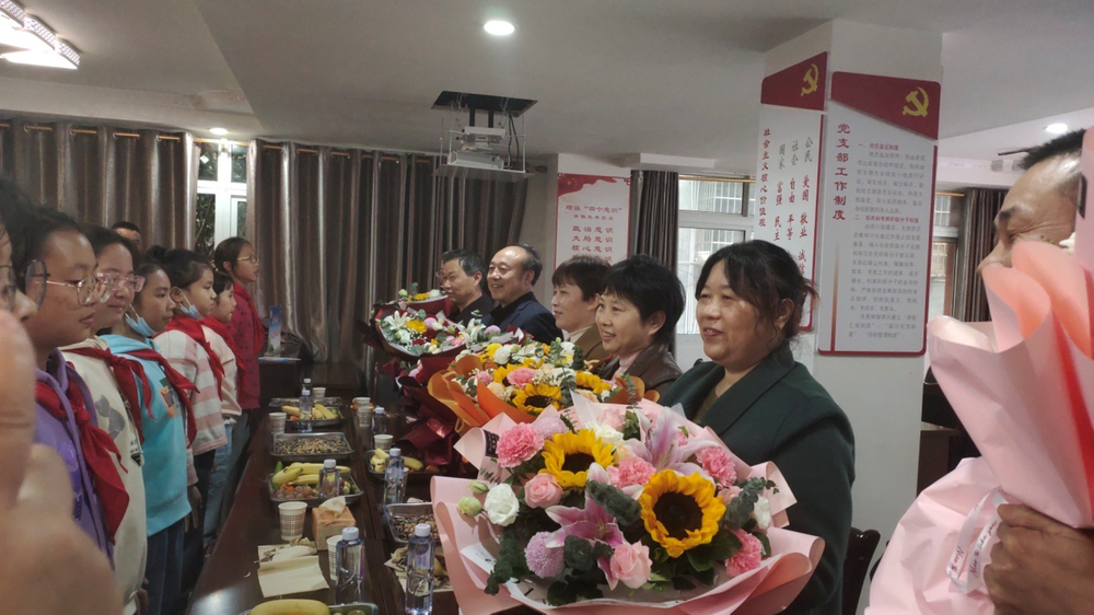 正直小学召开离退休教师座谈会