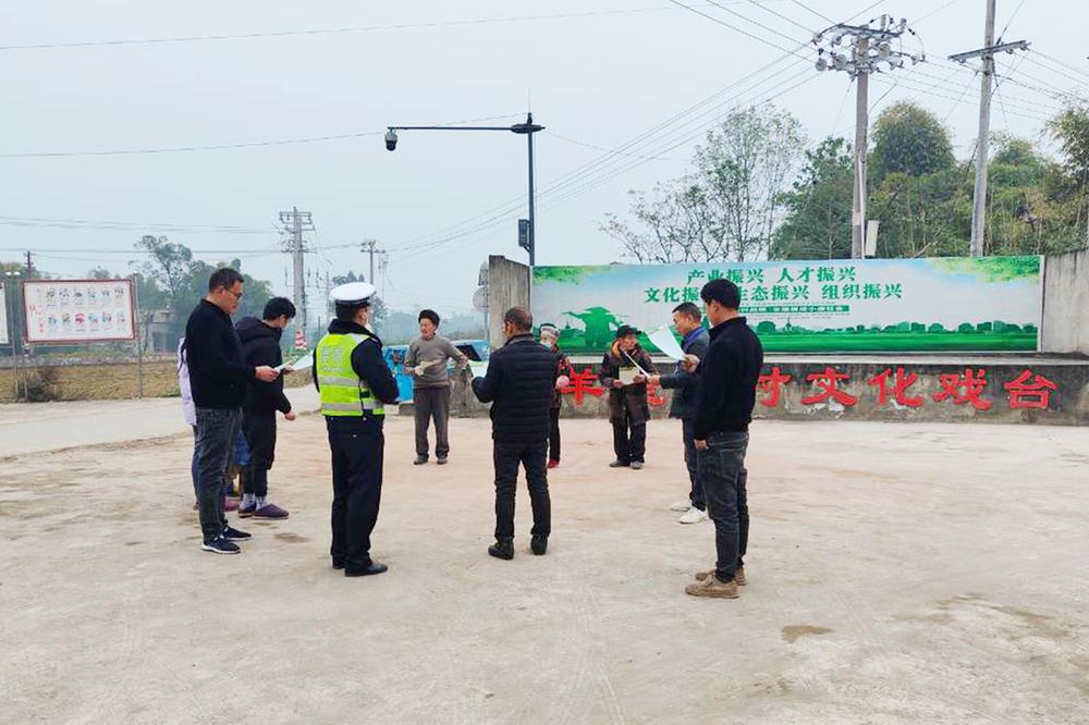 邻水县：“美丽乡村行” 交警到农村文化广场开展宣传活动