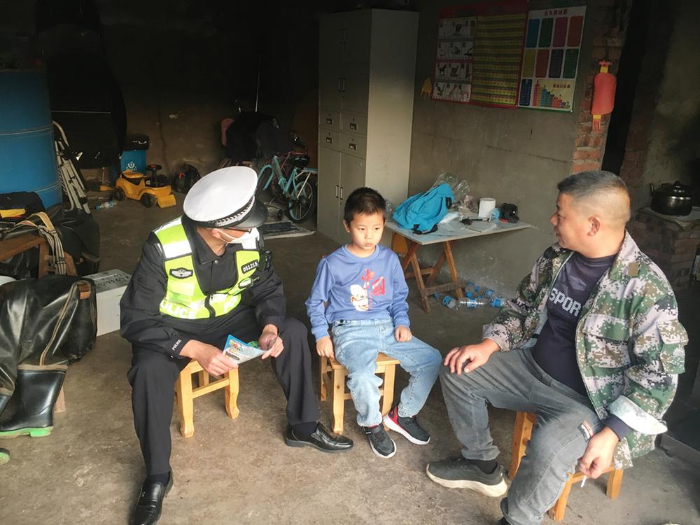 邻水县：走村入户做好安全宣传