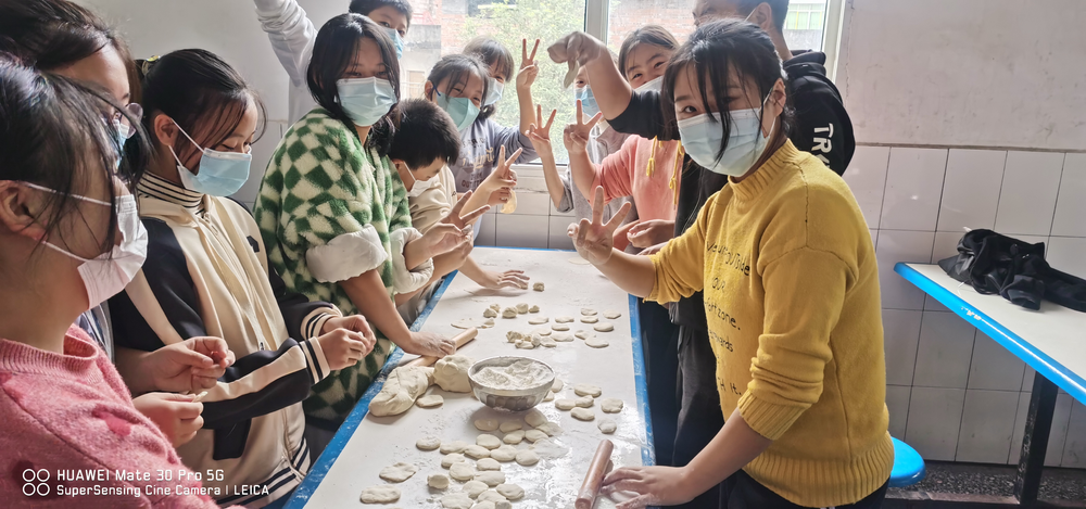 南江县关路镇校外教育活动站开展包饺子活动