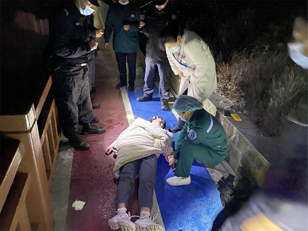 岳池：不顾缝针后疼痛  他毅然跳水救人